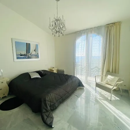 De La Mer Apartment *