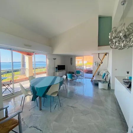 De La Mer Apartment *